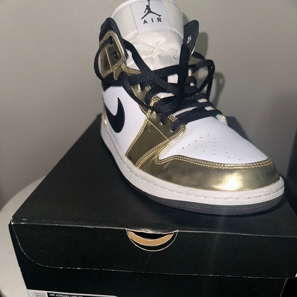 Gold Jordan 1 Mid - Picture 1 of 4